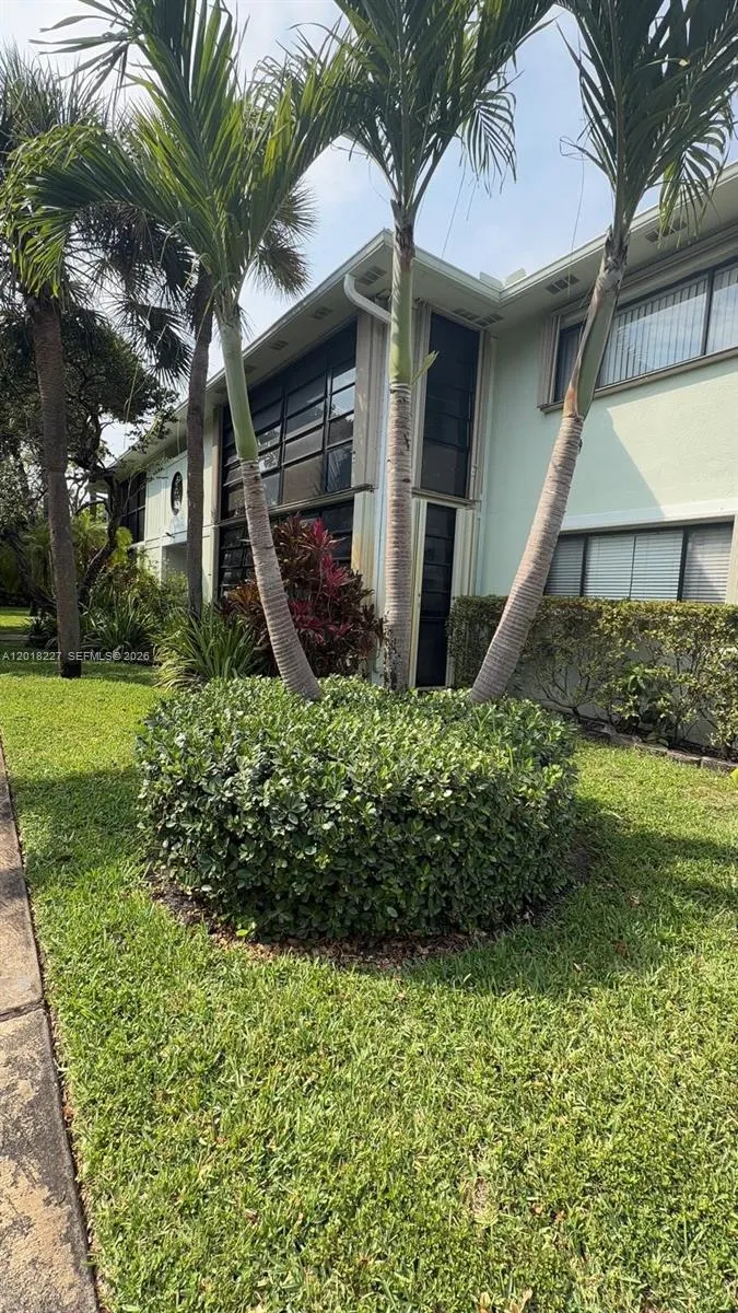 2 bedroom 2 bath for sale at 761 NE 199th St # 102, Miami FL 33179