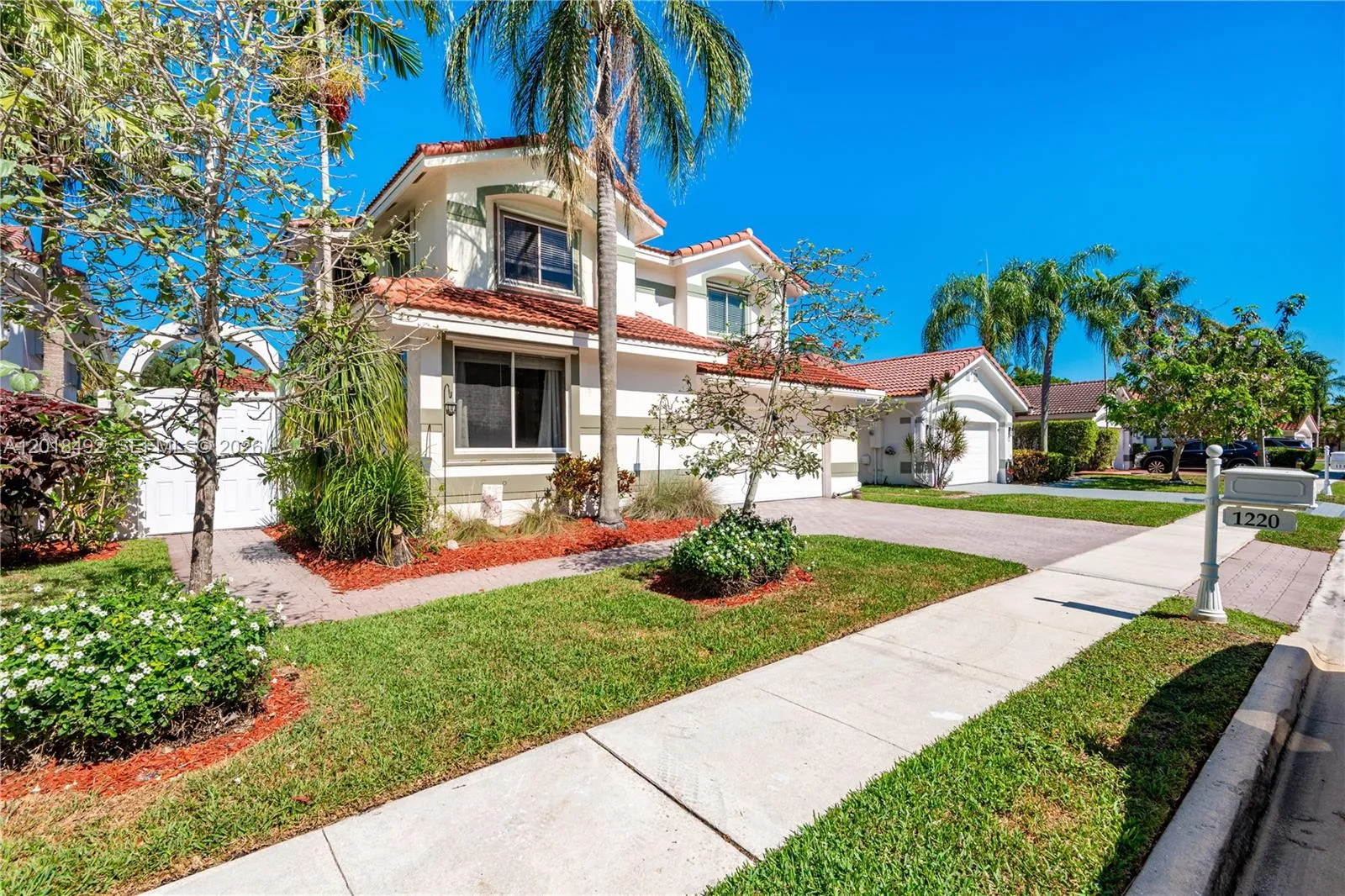 1220 W Bel Aire Dr W, Pembroke Pines FL 33027