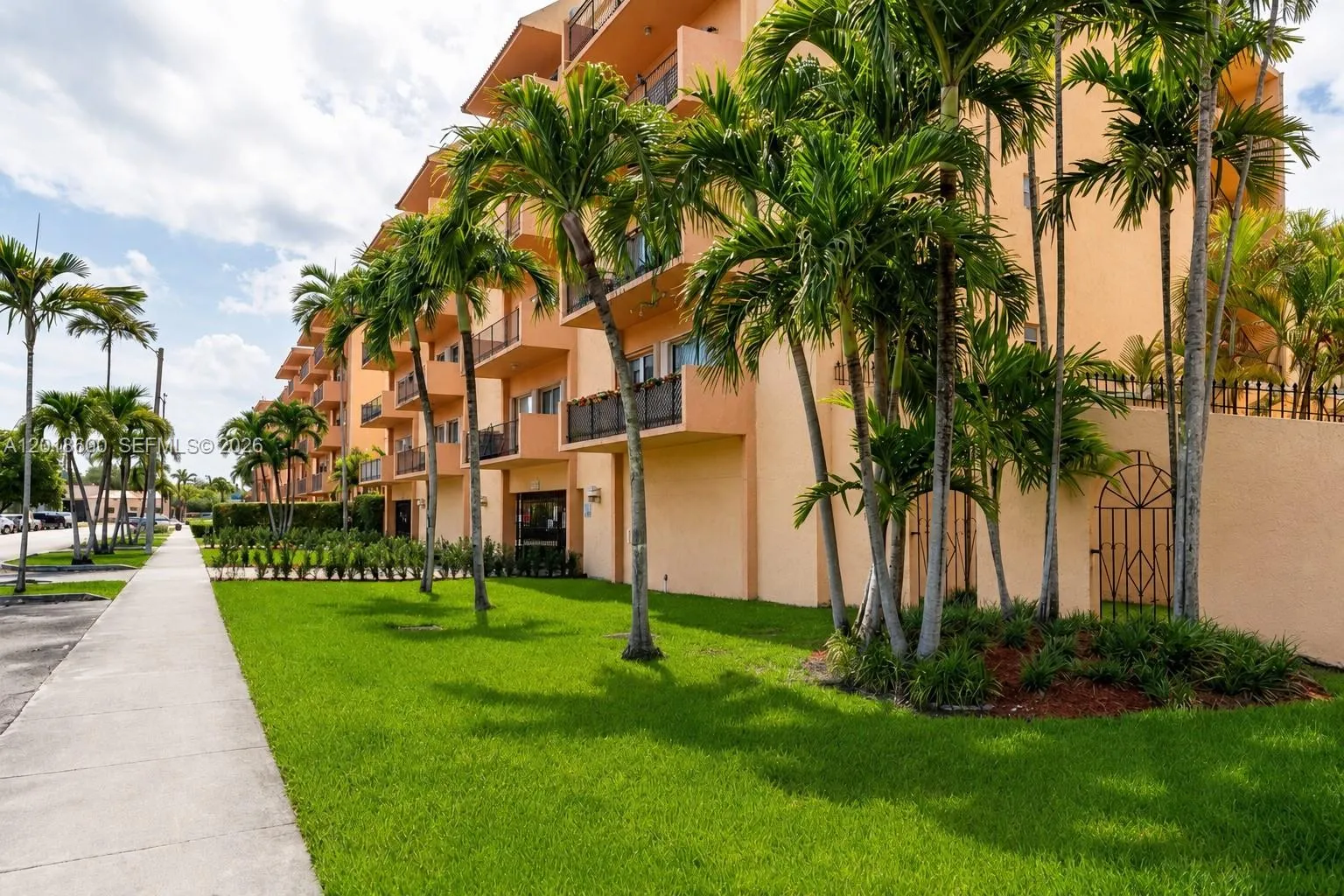 1900 W 54th St # 220, Hialeah FL 33012