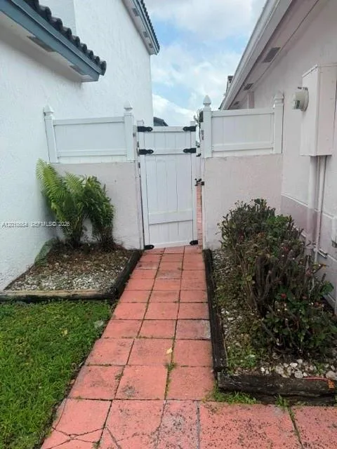 18950 NW 22nd St, Pembroke Pines FL 33029
