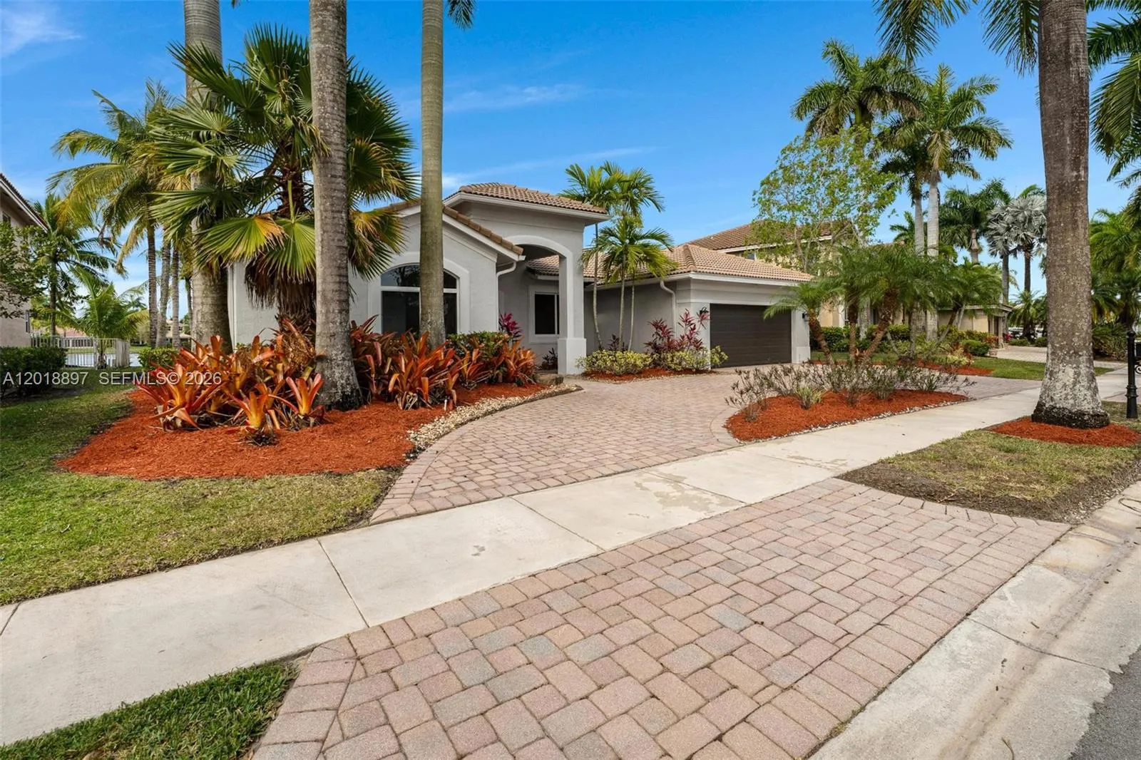 1666 Victoria Pointe Cir, Weston FL 33327