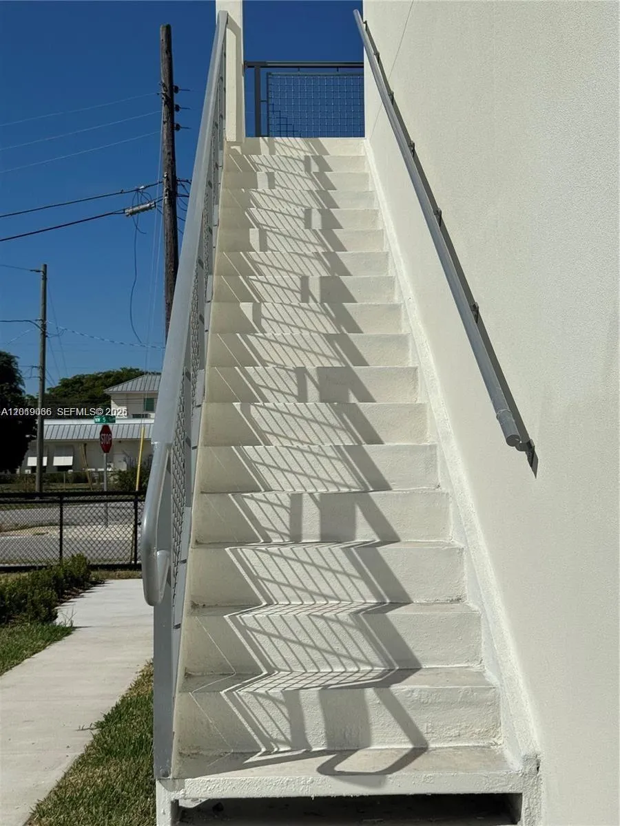 526 NW 6th St, Hallandale Beach FL 33009
