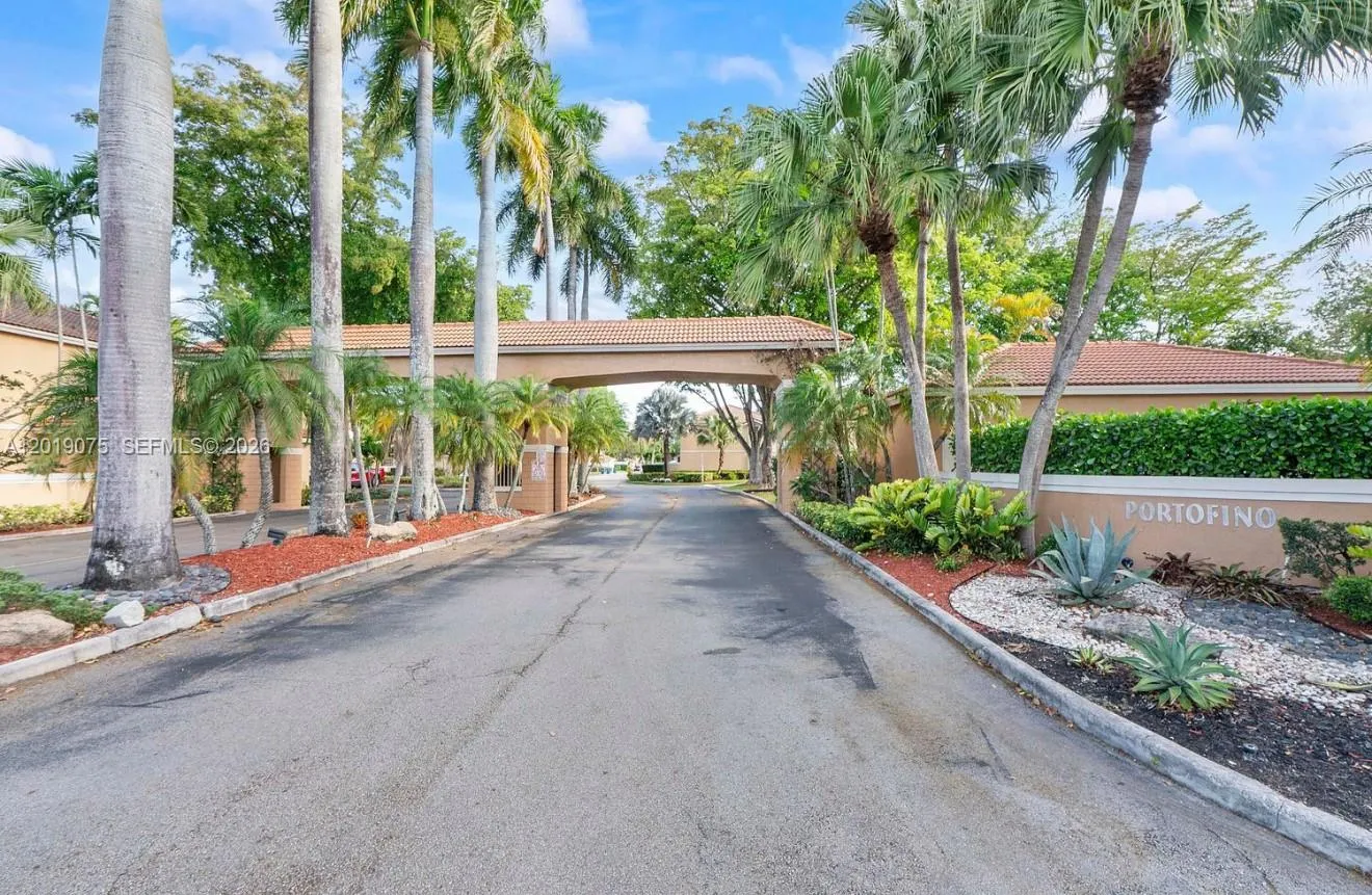 3 bedroom 2 bath for sale at 11461 Lakeview Dr # 8A, Coral Springs FL 33071