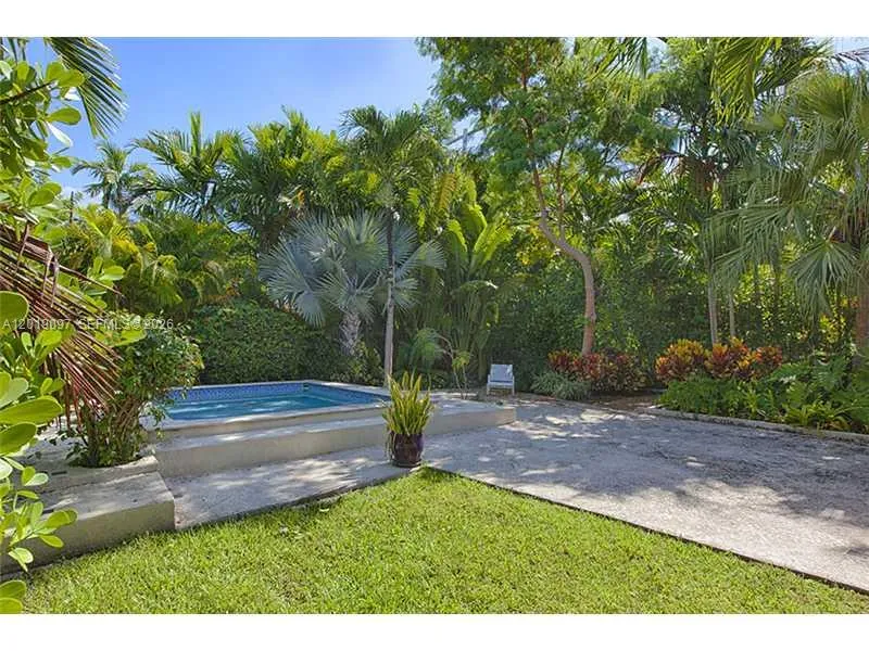 745 Lakeview Dr, Miami Beach FL 33140