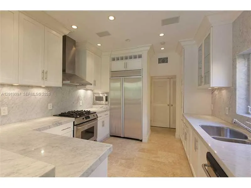 745 Lakeview Dr, Miami Beach FL 33140