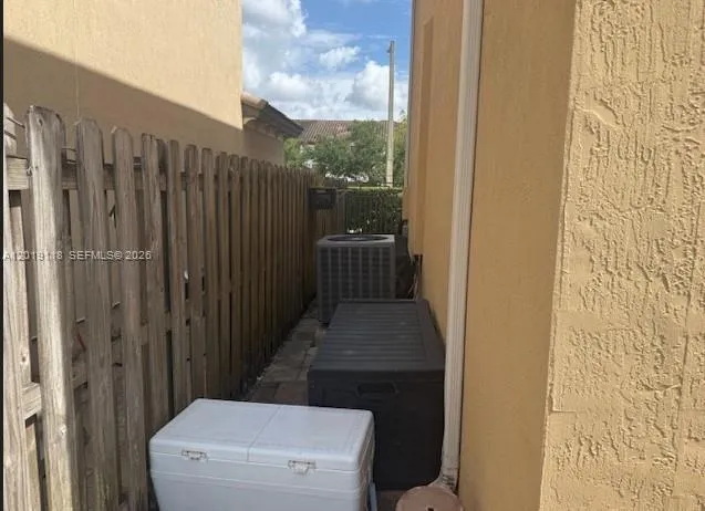 16564 SW 43rd St, Unincorporated Dade County FL 33185