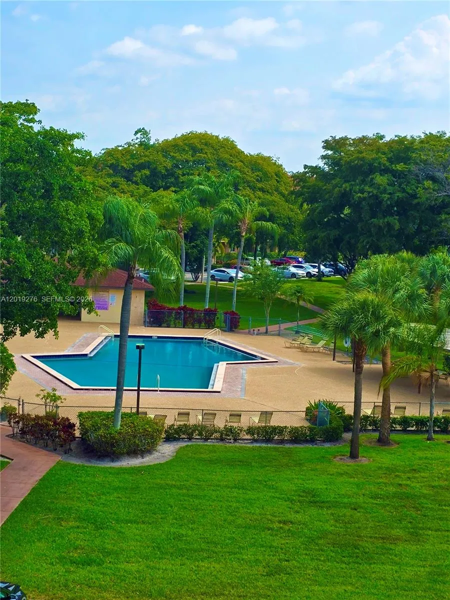 13700 SW 14th St # 411D, Pembroke Pines FL 33027