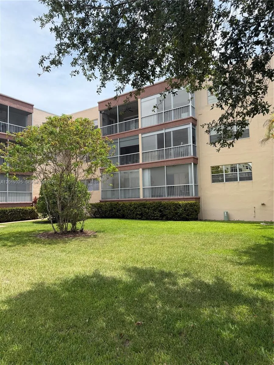 1 bedroom 1 bath for sale at 6701 Cypress Rd # 109, Plantation FL 33317