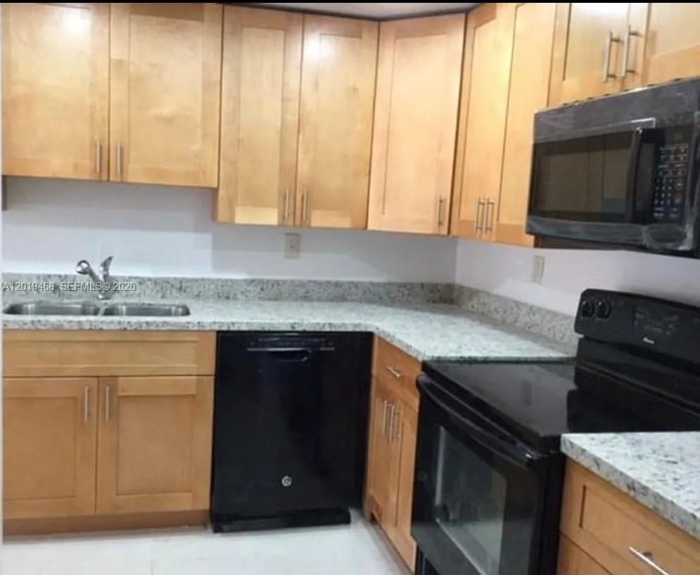 6950 Miami Gardens Dr # 211, Hialeah FL 33015