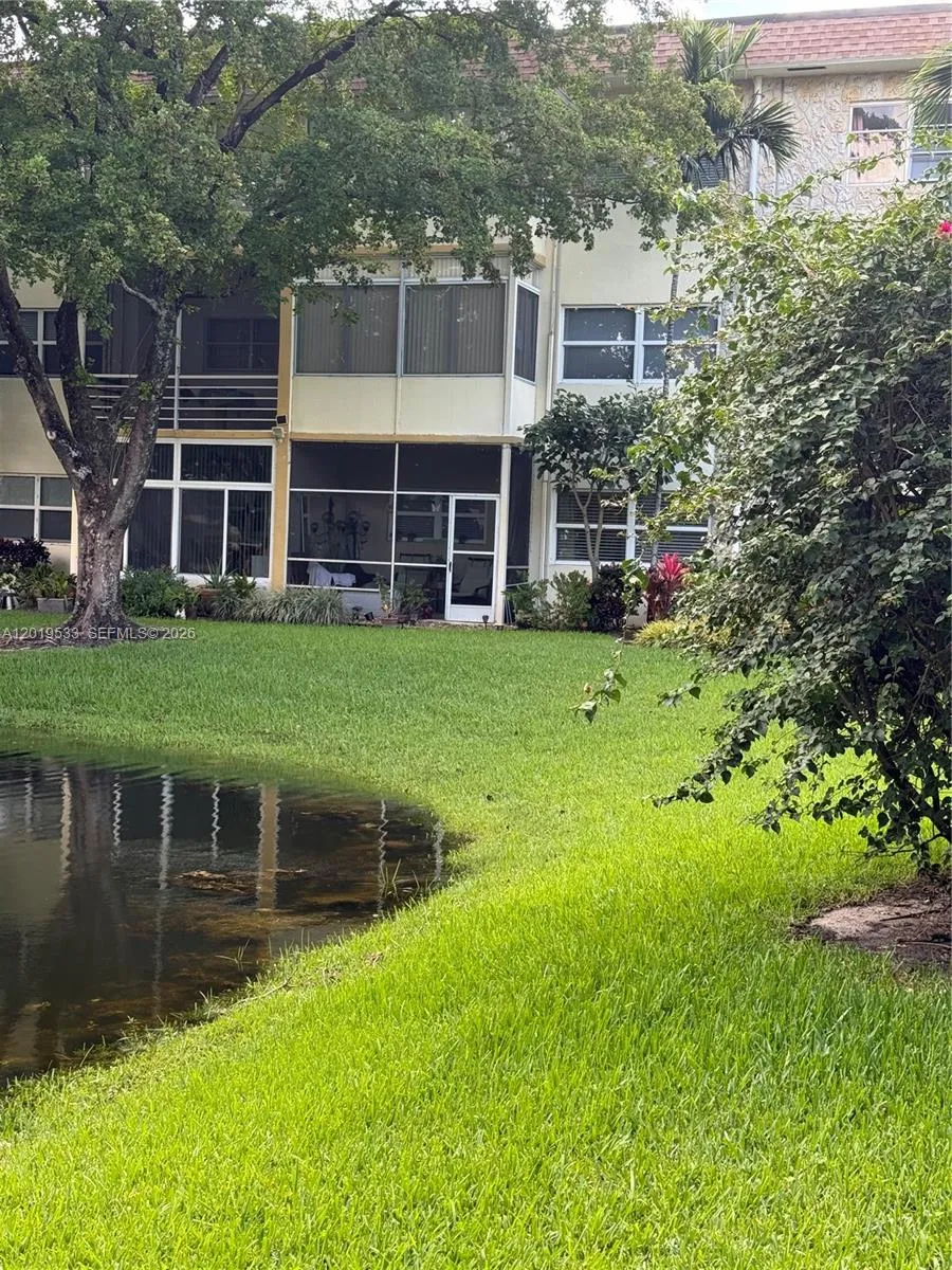 1 bedroom 1 bath for sale at 5131 W Oakland Park Blvd # 106, Lauderdale Lakes FL 33313