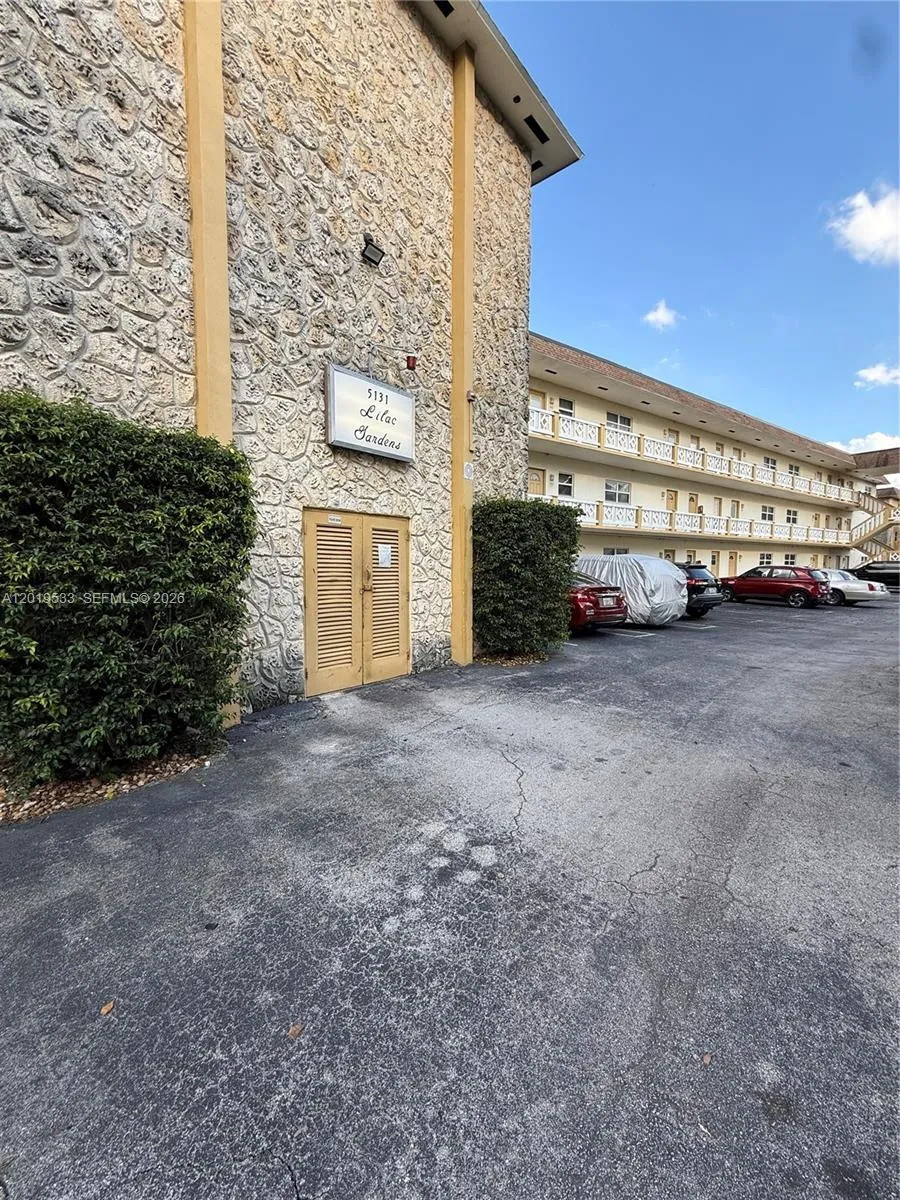 5131 W Oakland Park Blvd # 106, Lauderdale Lakes FL 33313