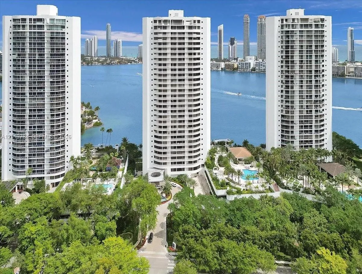 3 bedroom 3 bath for sale at 3000 Island Blvd # 2802, Aventura FL 33160