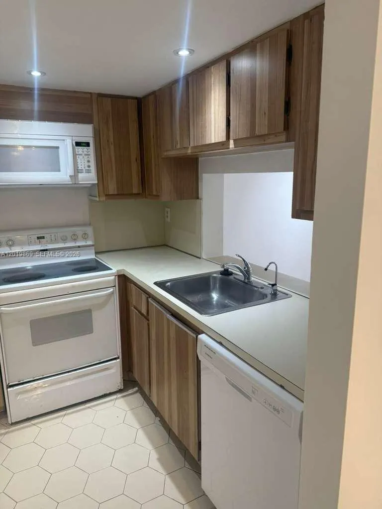 20840 SAN SIMEON WAY # 208, Miami FL 33179