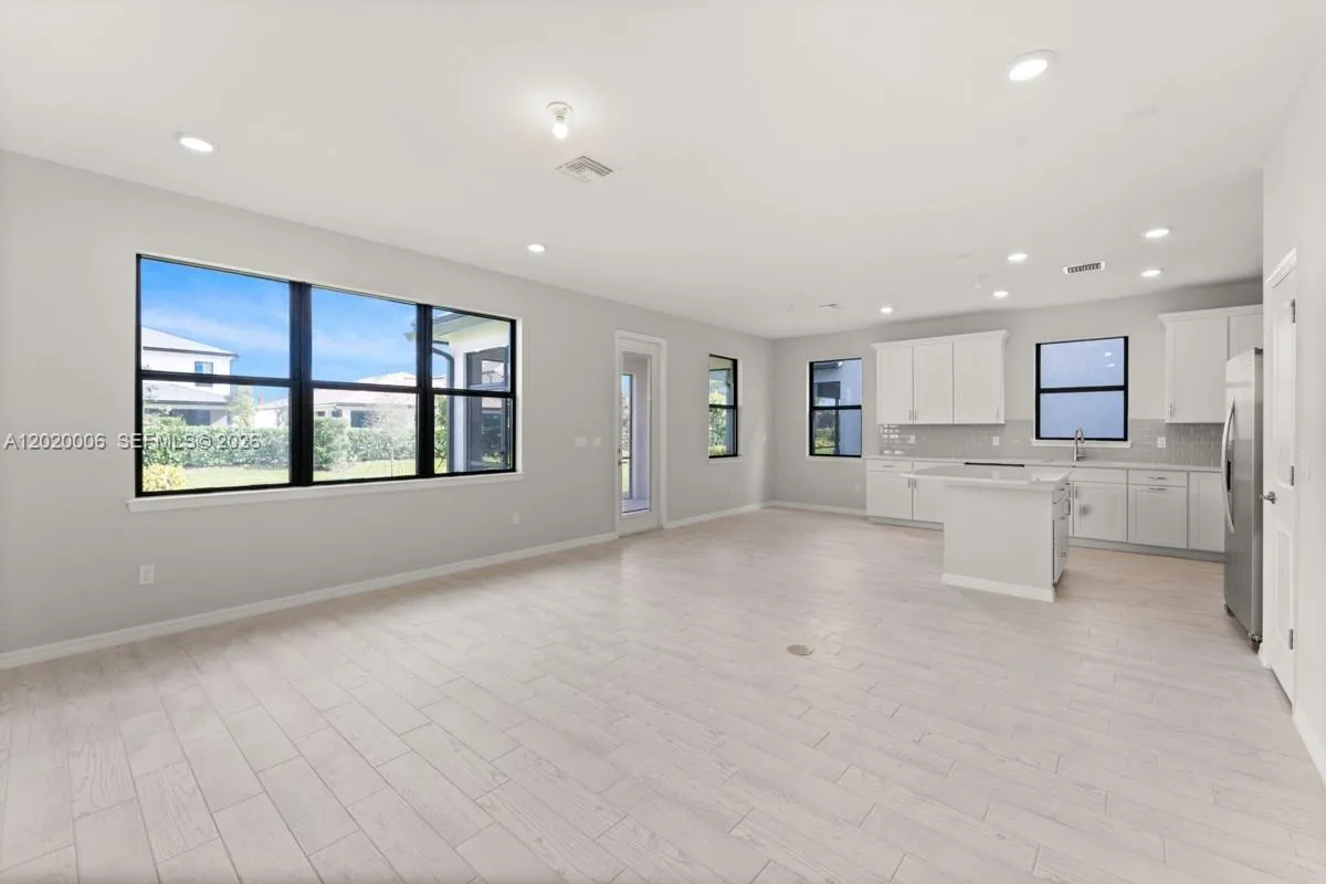 4492 Tacoma Park Dr, Oakland Park FL 33309