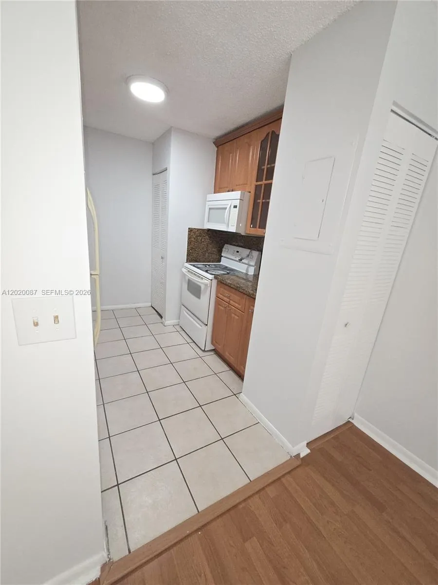 8886 SW 3rd St # 204, Pembroke Pines FL 33025