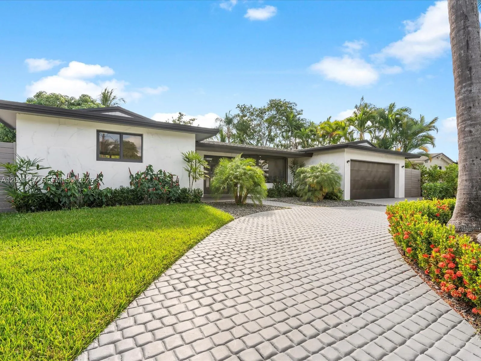 2340 NE 194th St, Miami FL 33180