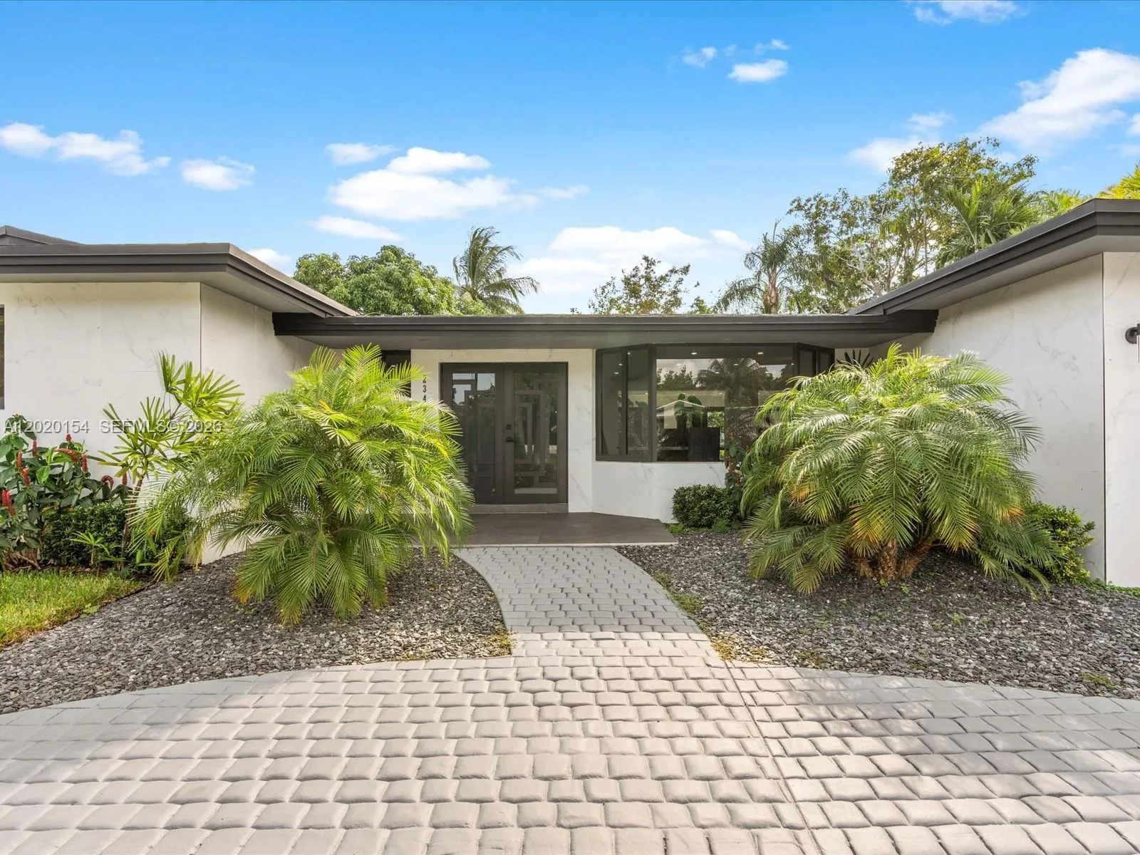 2340 NE 194th St, Miami FL 33180