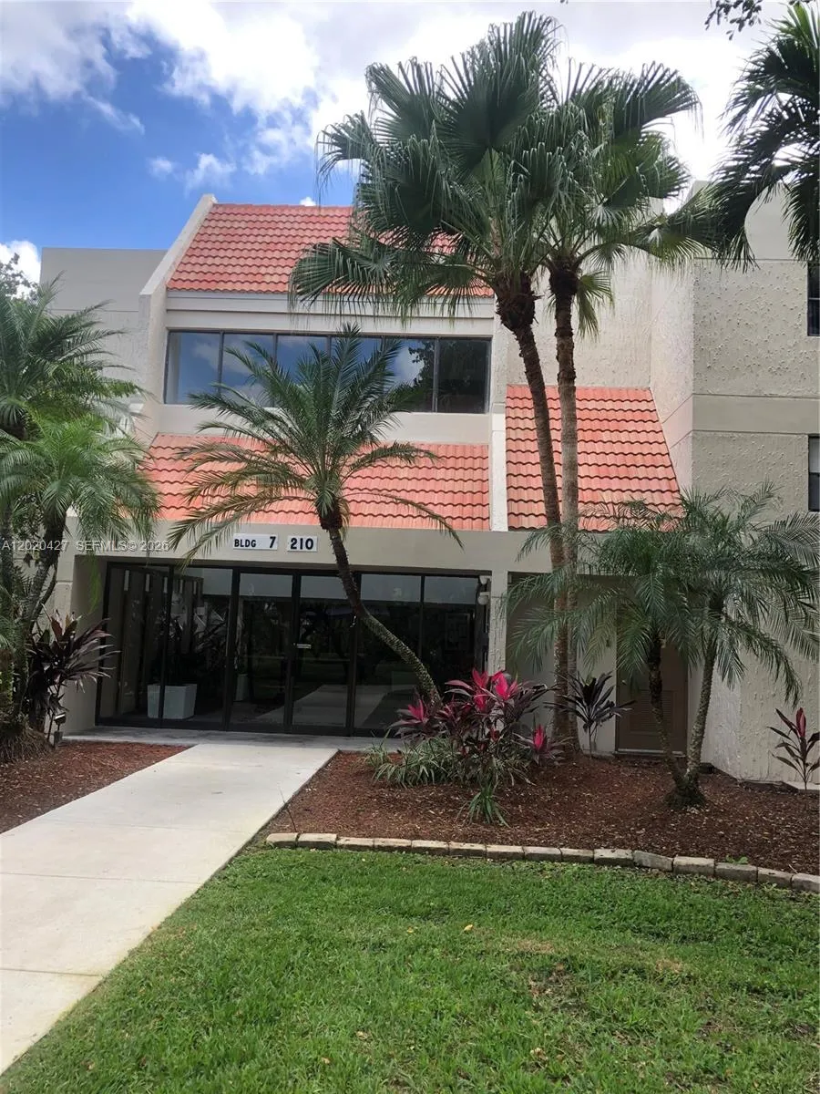2 bedroom 2 bath for sale at 210 Lakeview Dr # 207, Weston FL 33326