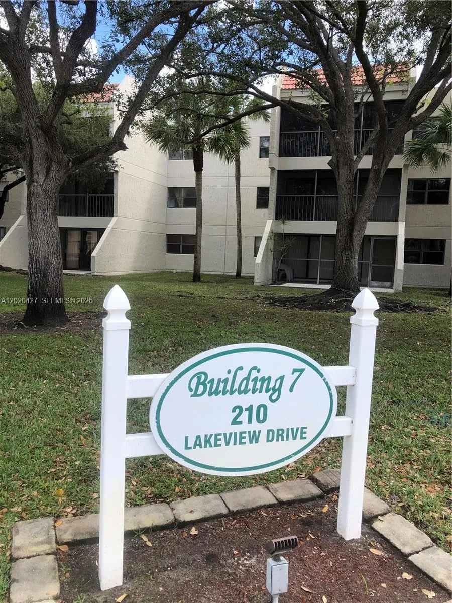 210 Lakeview Dr # 207, Weston FL 33326