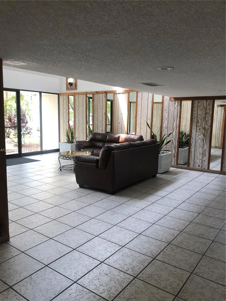 210 Lakeview Dr # 207, Weston FL 33326
