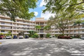 3 bedroom 2 bath for sale at 3800 Oaks Clubhouse Dr # 307, Pompano Beach FL 33069