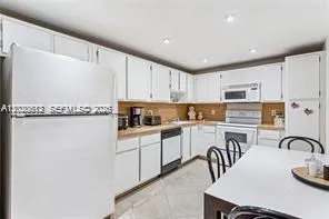 3800 Oaks Clubhouse Dr # 307, Pompano Beach FL 33069