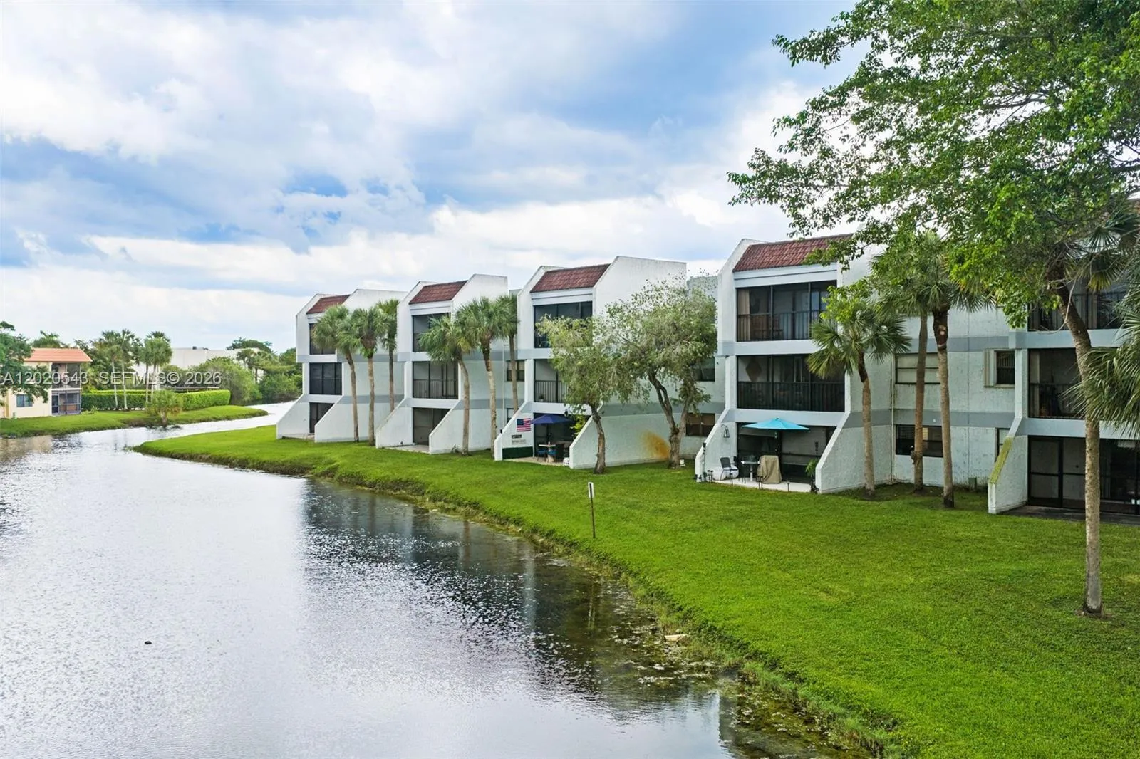 2 bedroom 2 bath for sale at 200 Lakeview Dr # 113, Weston FL 33326