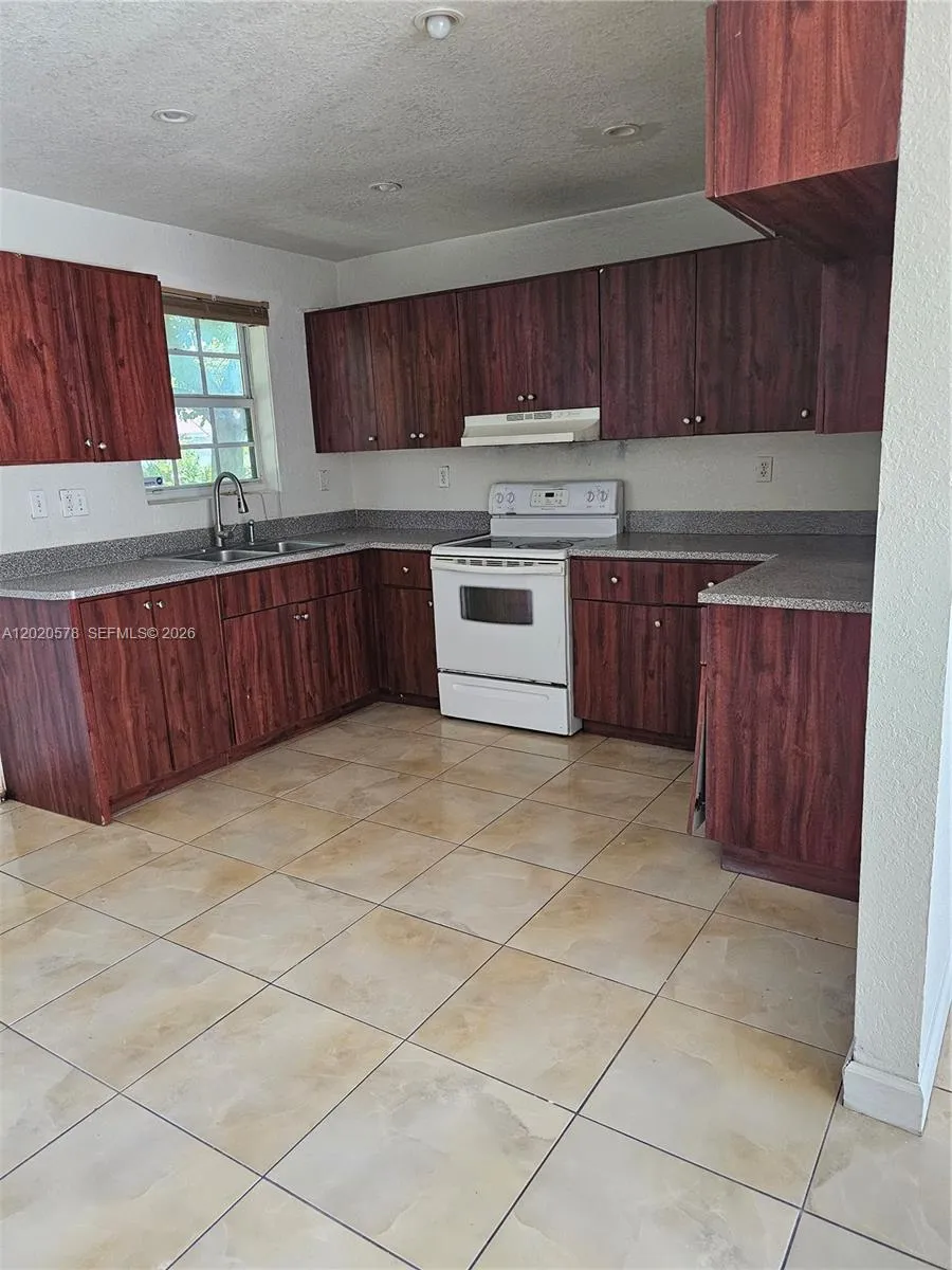 15700 NW 37th Pl, Miami Gardens FL 33054