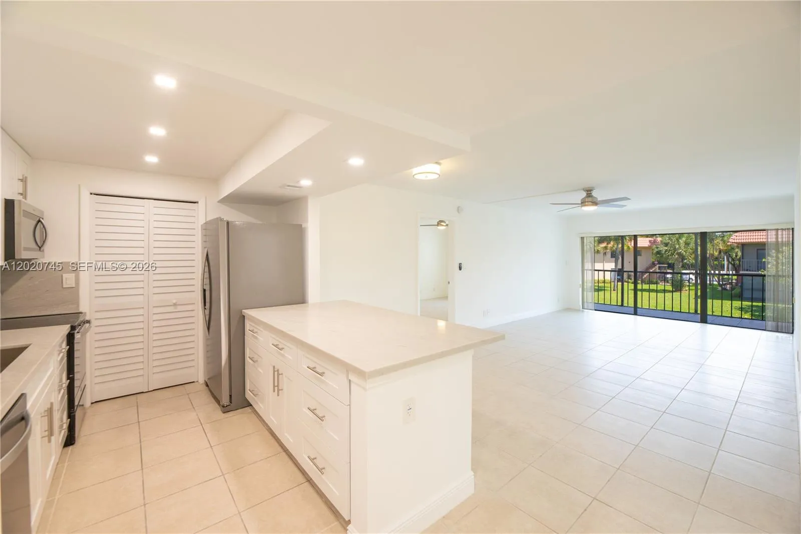 200 LAKEVIEW DR # 211, Weston FL 33326