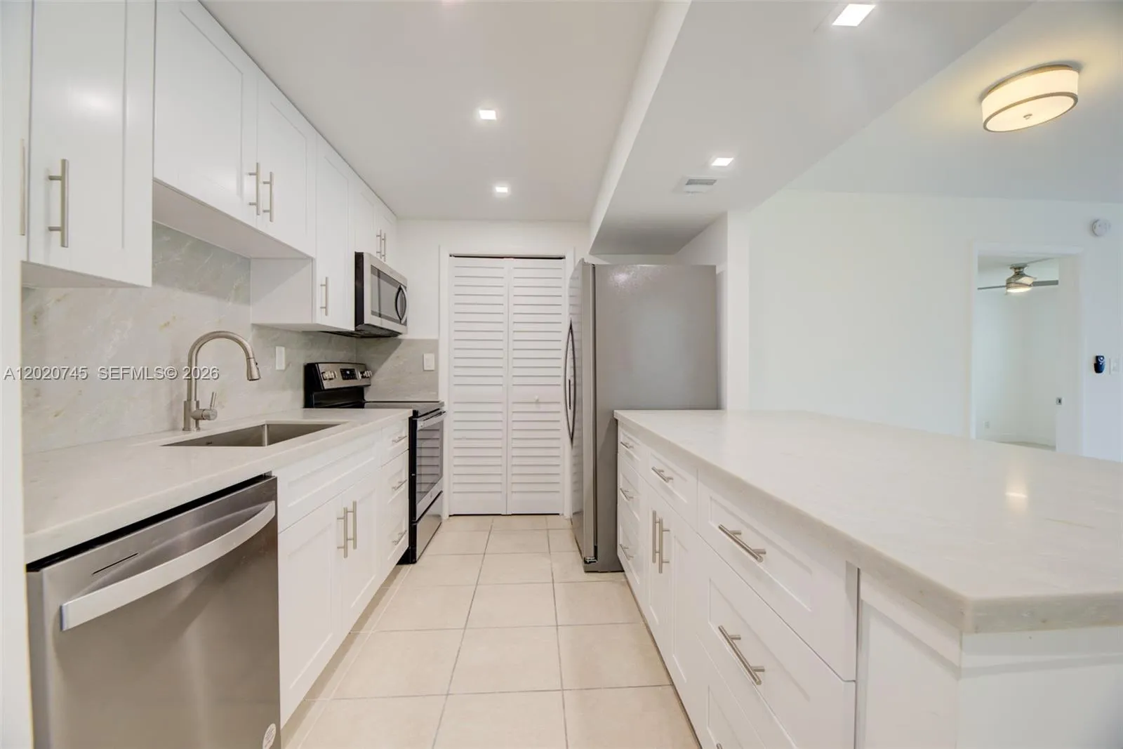 200 LAKEVIEW DR # 211, Weston FL 33326