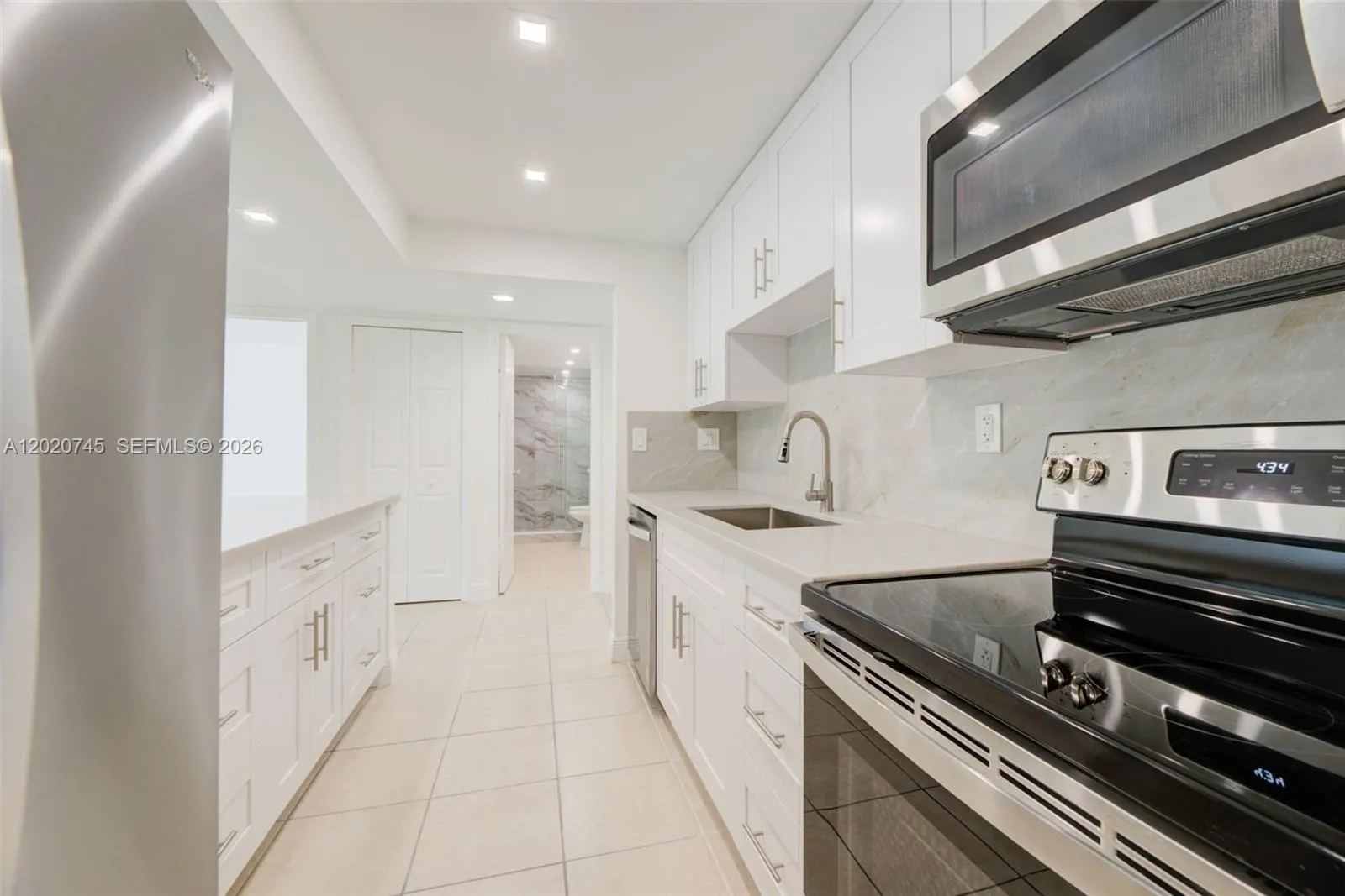 200 LAKEVIEW DR # 211, Weston FL 33326