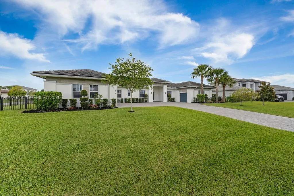 2031 Meadows Dr, Davie FL 33324
