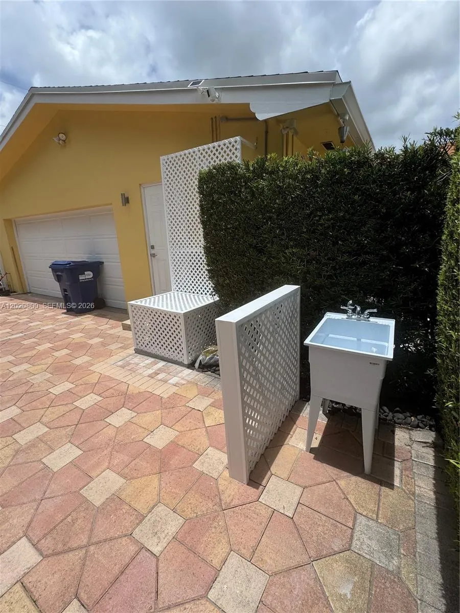 8605 SW 106th St # B, Miami FL 33156