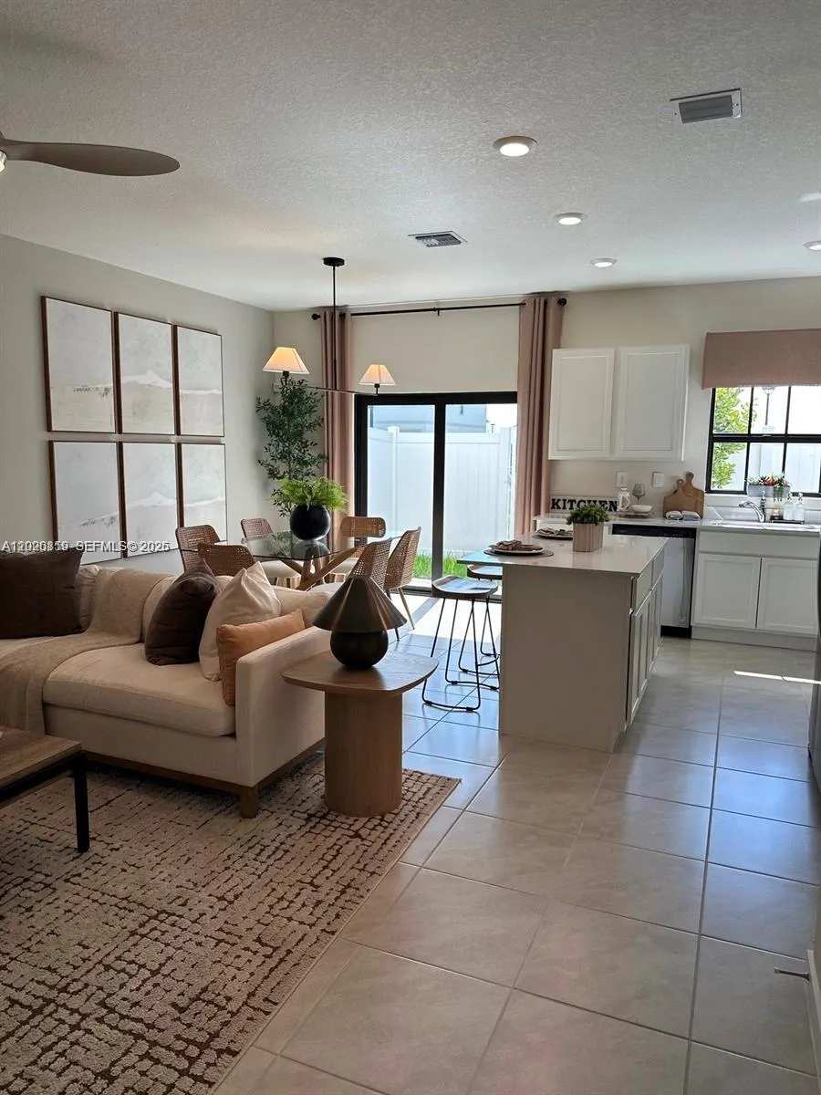 853 SW 12th St, Florida City FL 33034
