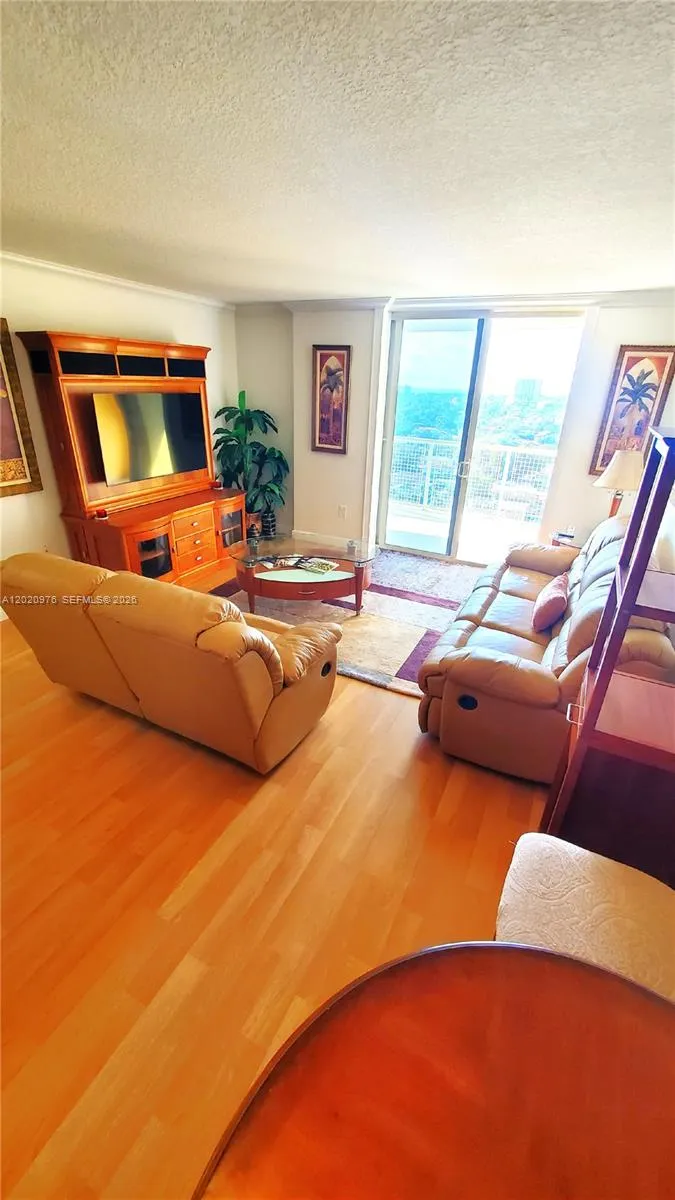 900 SW 8th St # 1501, Miami FL 33130