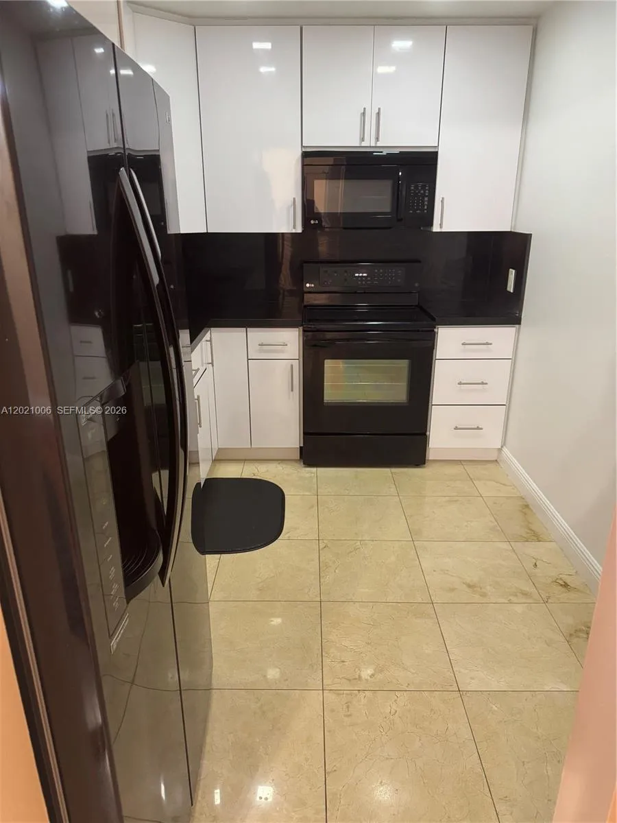 901 Hillcrest Dr # 208, Hollywood FL 33021