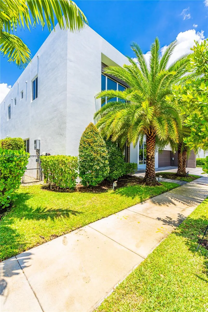 10267 NW 75th Ter, Doral FL 33178