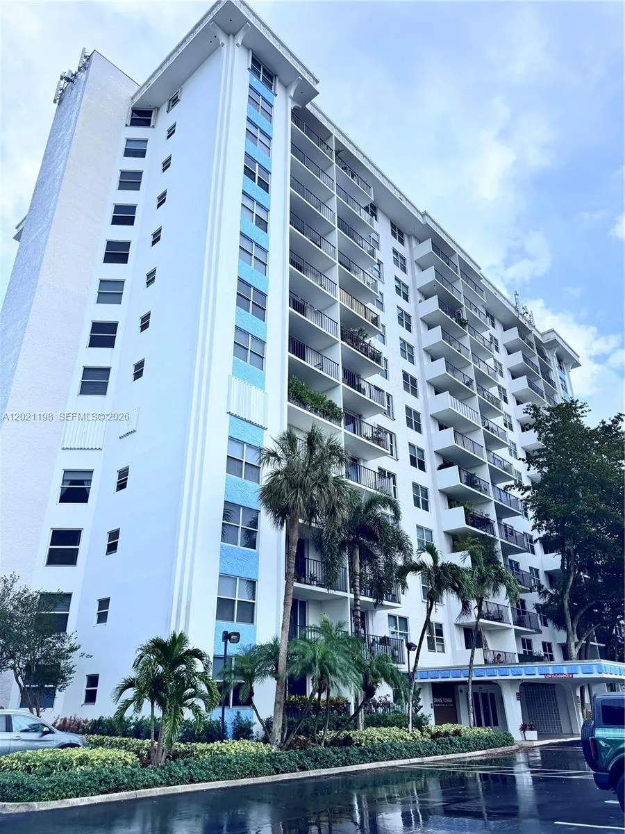 1 bedroom 1 bath for sale at 1800 N Andrews Ave # 2E, Fort Lauderdale FL 33311
