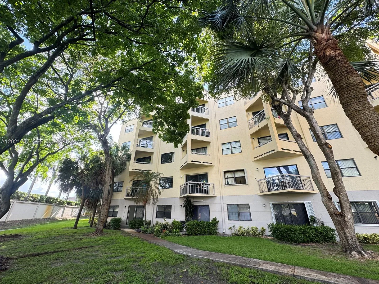 2 bedroom 2 bath for sale at 8290 Lake Dr # 130, Doral FL 33166