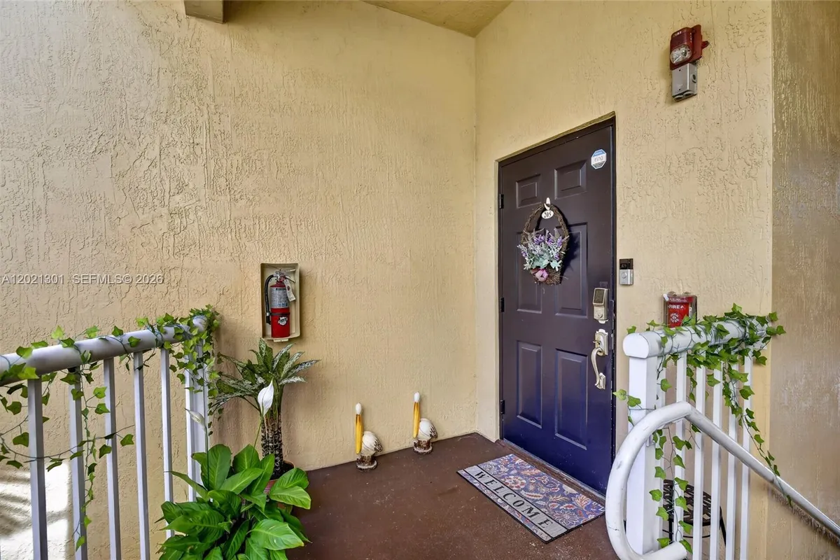 120 Jacaranda Country Club Dr # 205, Plantation FL 33324