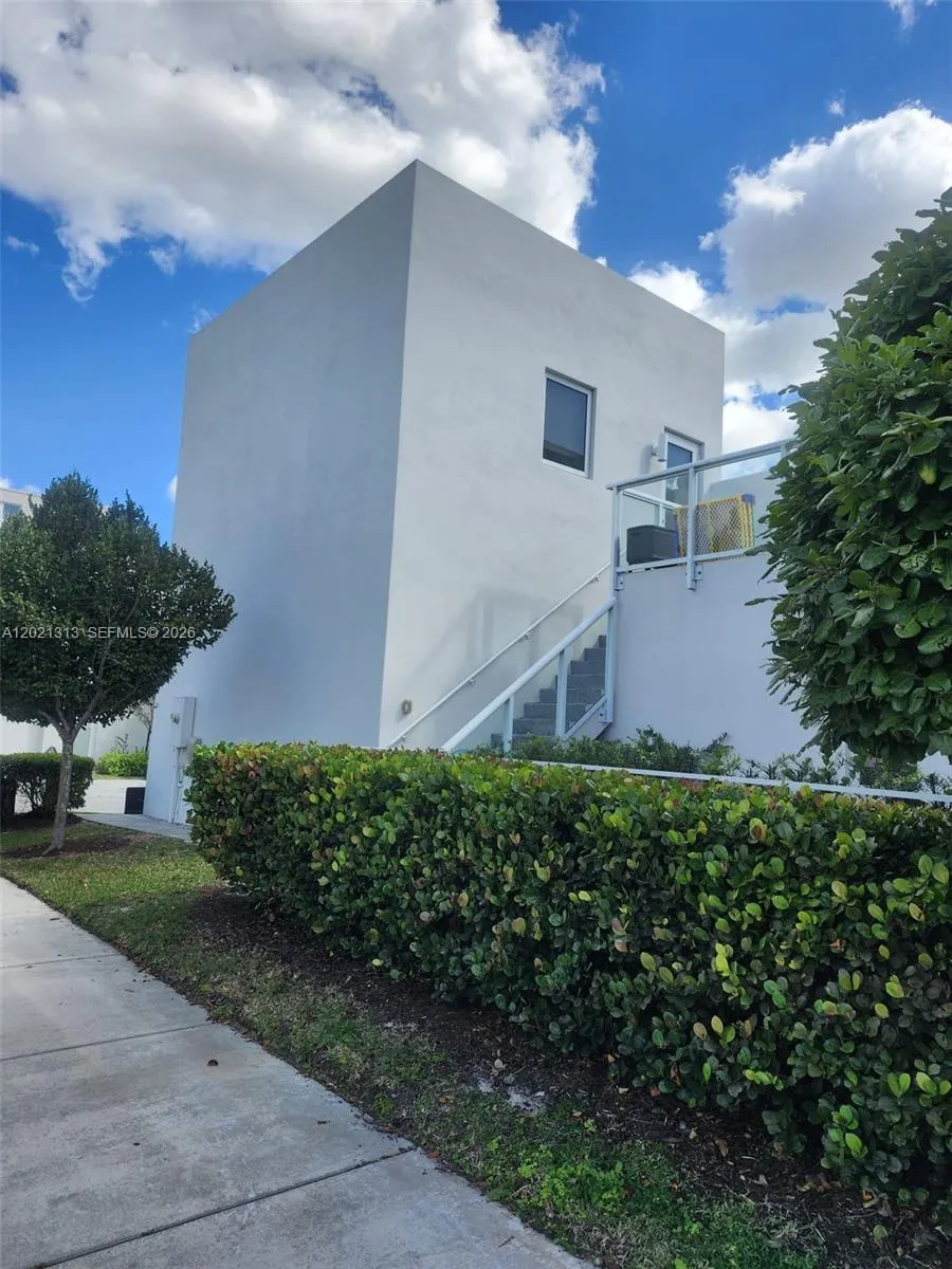 6369 NW 104th Path, Doral FL 33178