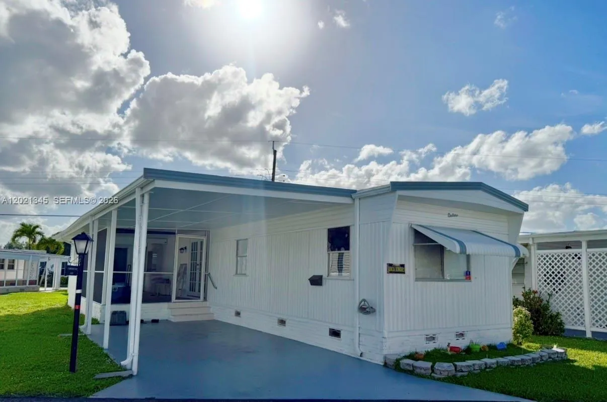 2 bedroom 2 bath for sale at 1332 S 33 AVE, Hollywood FL 33021