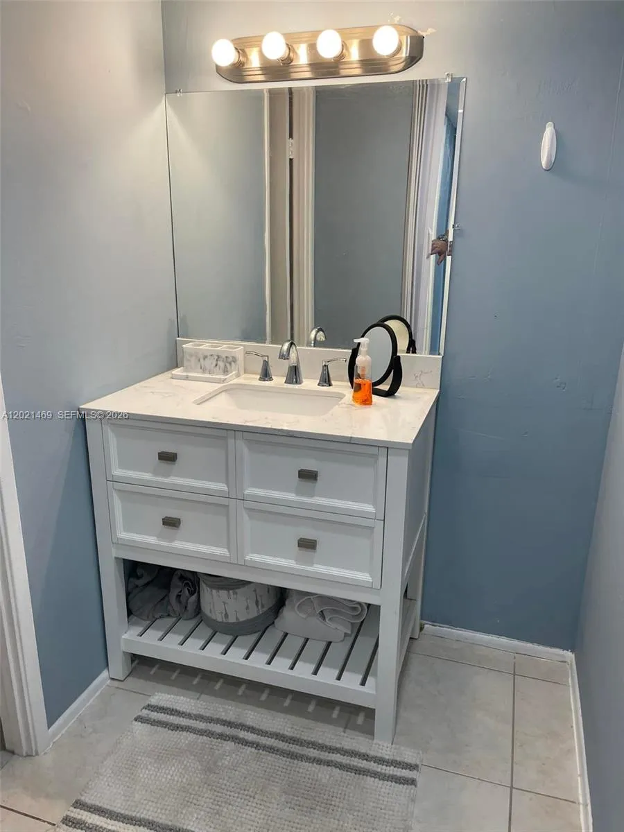 1 bedroom 2 bath for sale at 1351 NE Miami Gardens Dr # 402E, Miami FL 33179