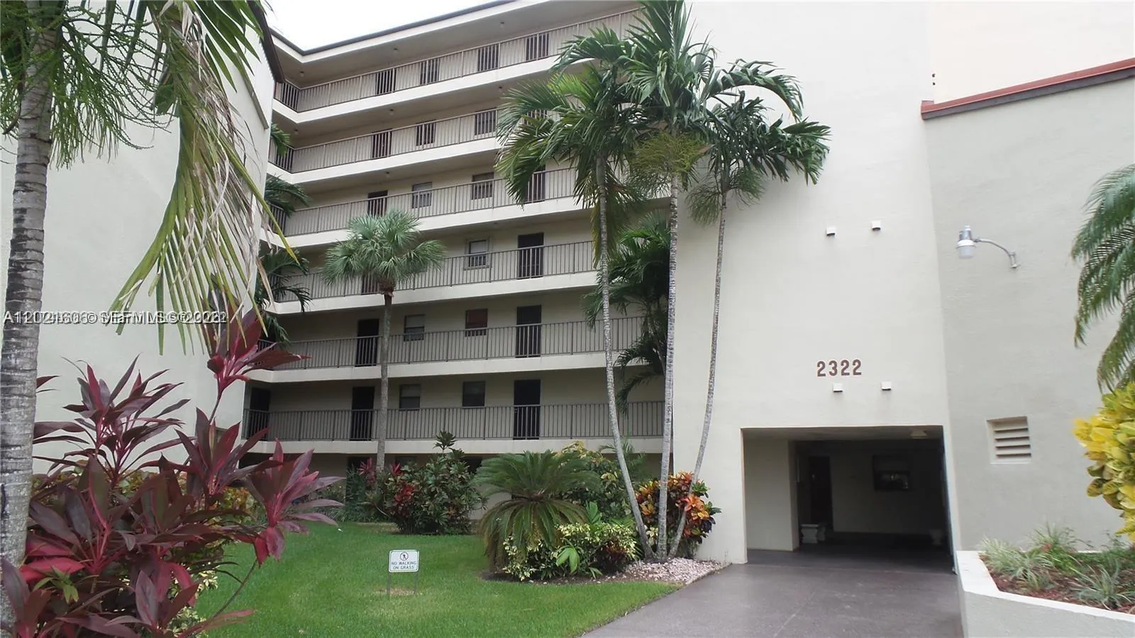 1 bedroom 1 bath for sale at 2322 S Cypress Bend Dr # 708, Pompano Beach FL 33069