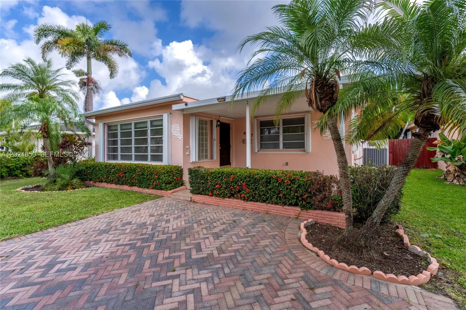 947 Lincoln St, Hollywood FL 33019