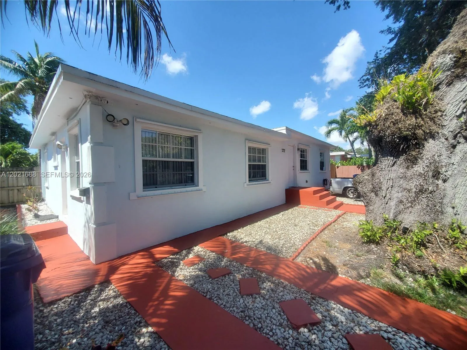 372 NE 162nd St, Miami FL 33162