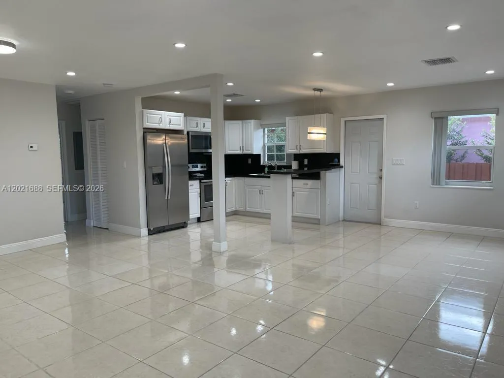 372 NE 162nd St, Miami FL 33162