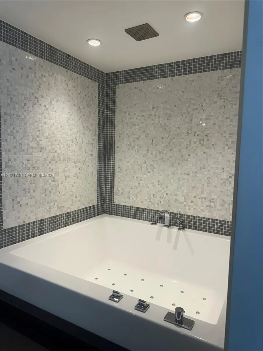 200 Biscayne Boulevard Way # 4013, Miami FL 33131