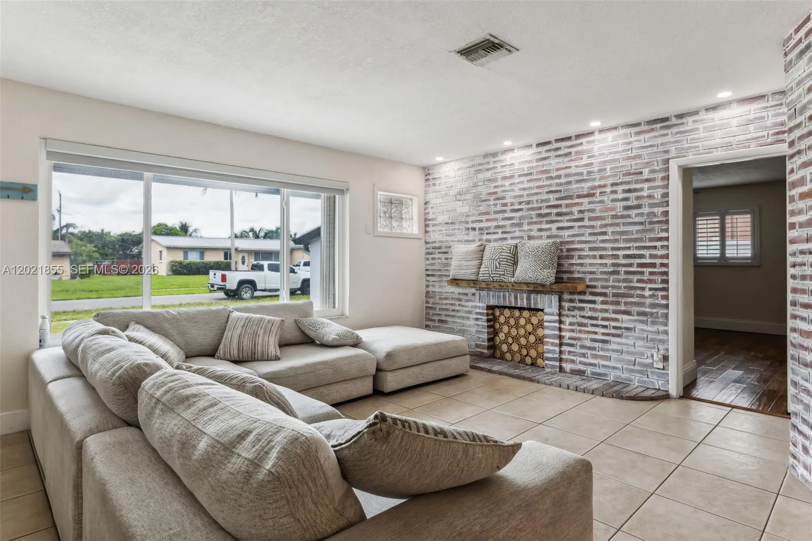 6931 SW 2nd St, Pembroke Pines FL 33023