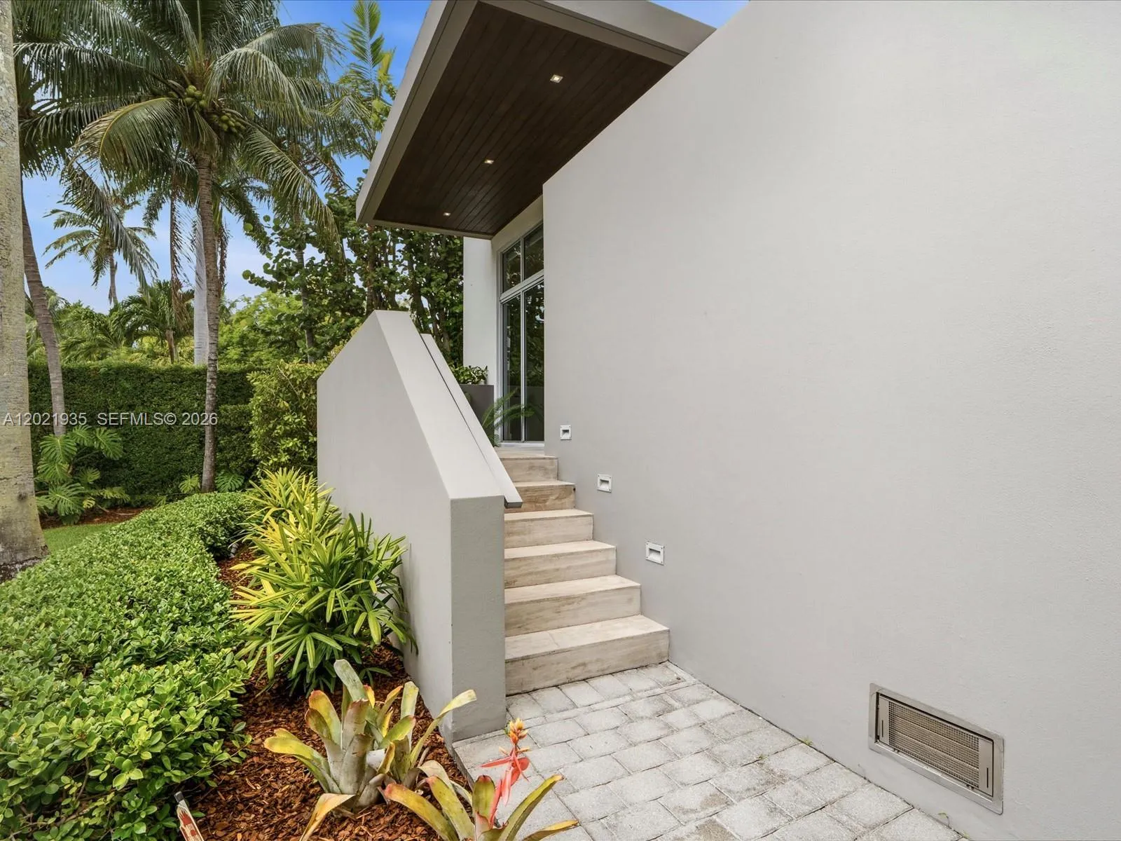 125 Hampton Ln, Key Biscayne FL 33149